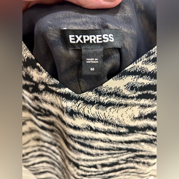 NWT EXPRESS Black & White Print Dressy Tank Camisole Sleeveless Blouse Size Med - Picture 4 of 7